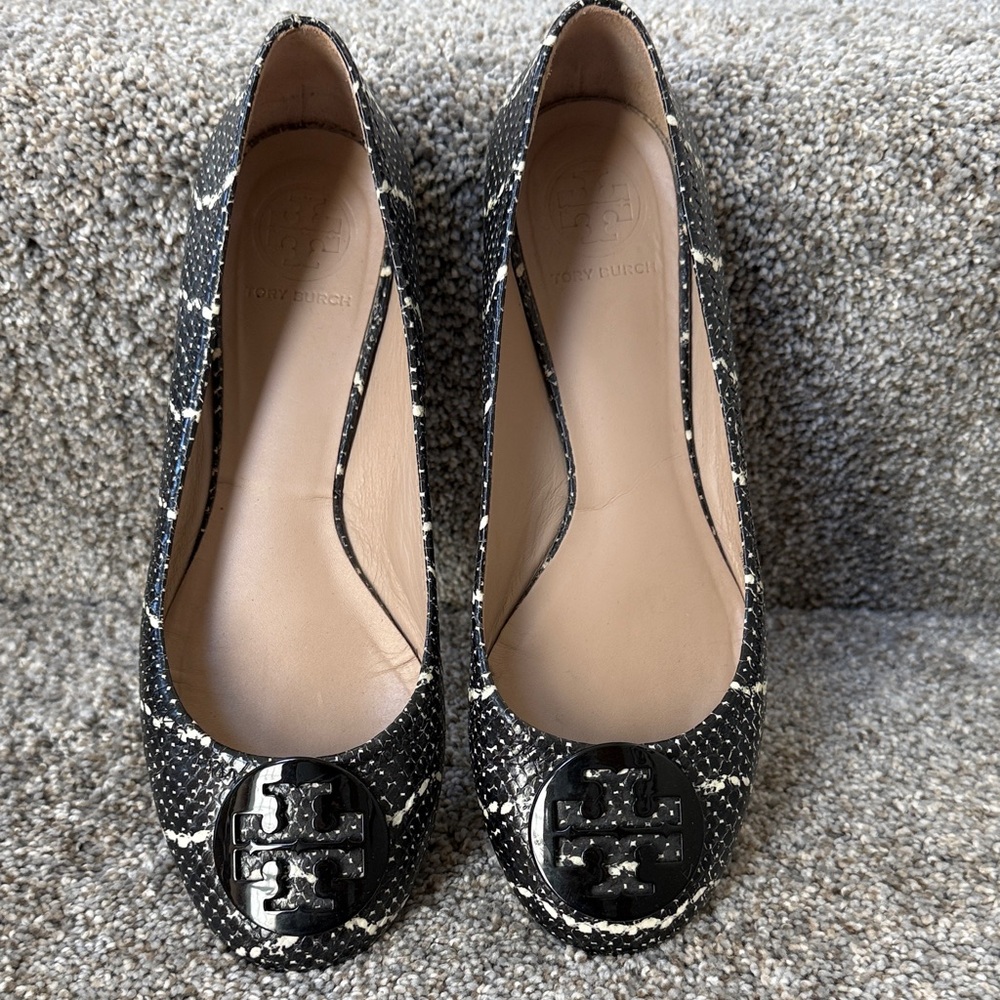 Tory Burch Black and White Snake Skin Patterned Leather Ballet Flats - Picture 2 of 8